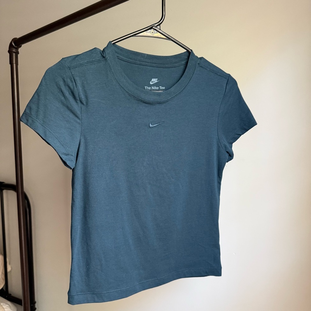 Nike women’s slimfit shirt